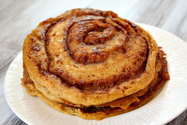 Pumpkin-Cinnamon-Roll-Pancakes-2