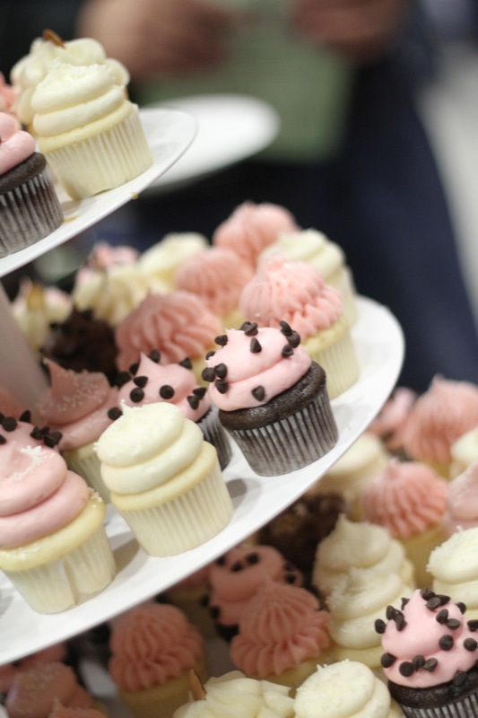 Gigi's Cupcakes Strawberry, Chocolate, Vanilla