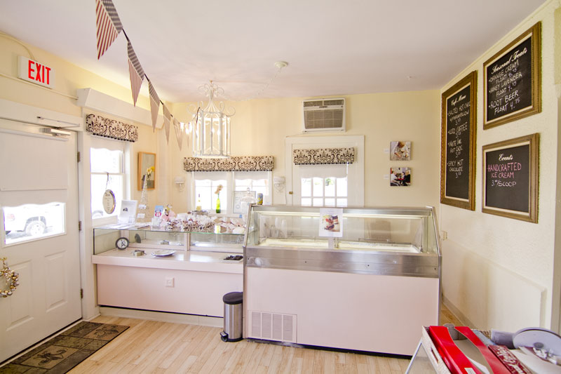 Elle's Patisserie Display Case